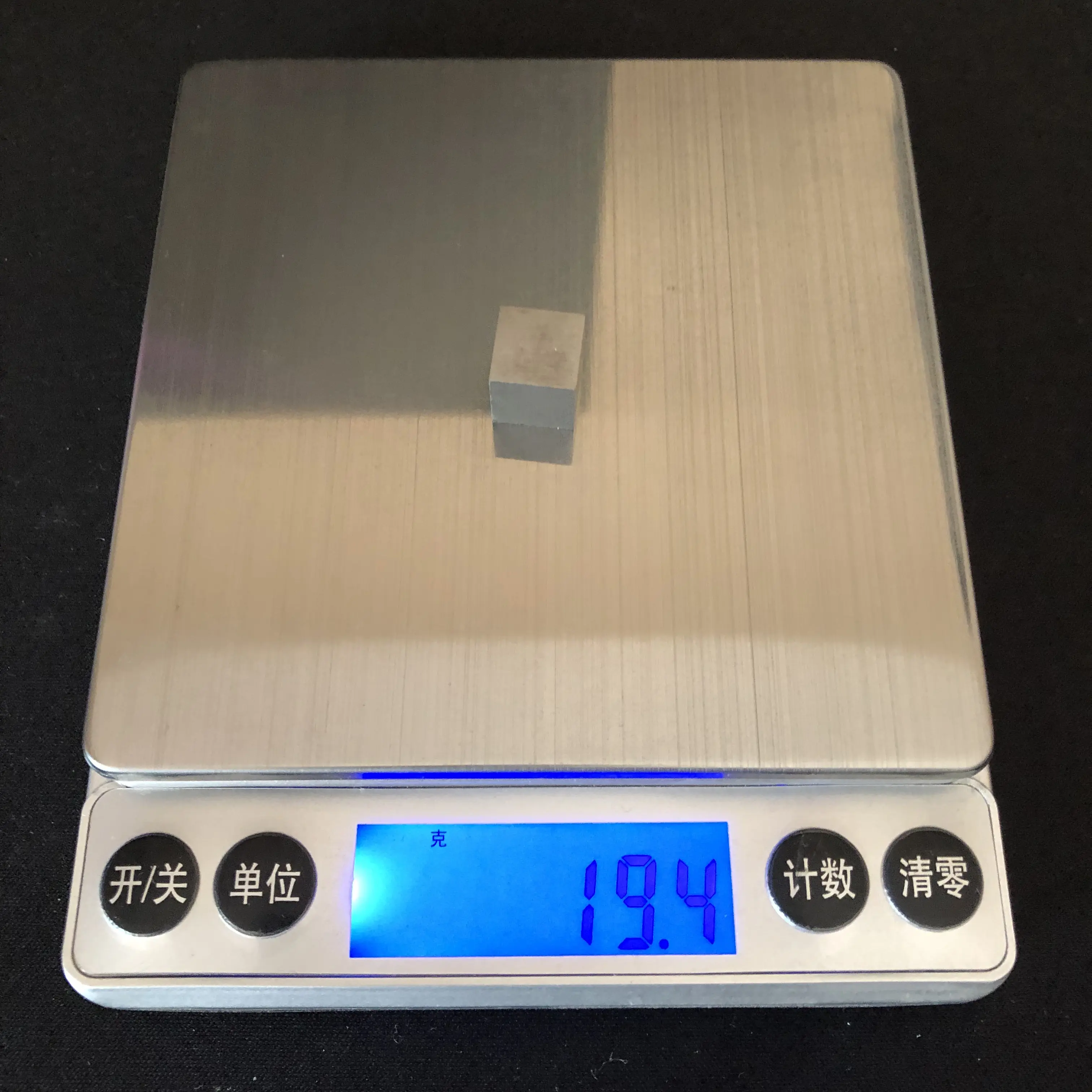 钨块称重，电子秤读数19.4克